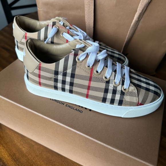 Burberry women’s shoe size 6 (UK 4) - Picture 2 of 9